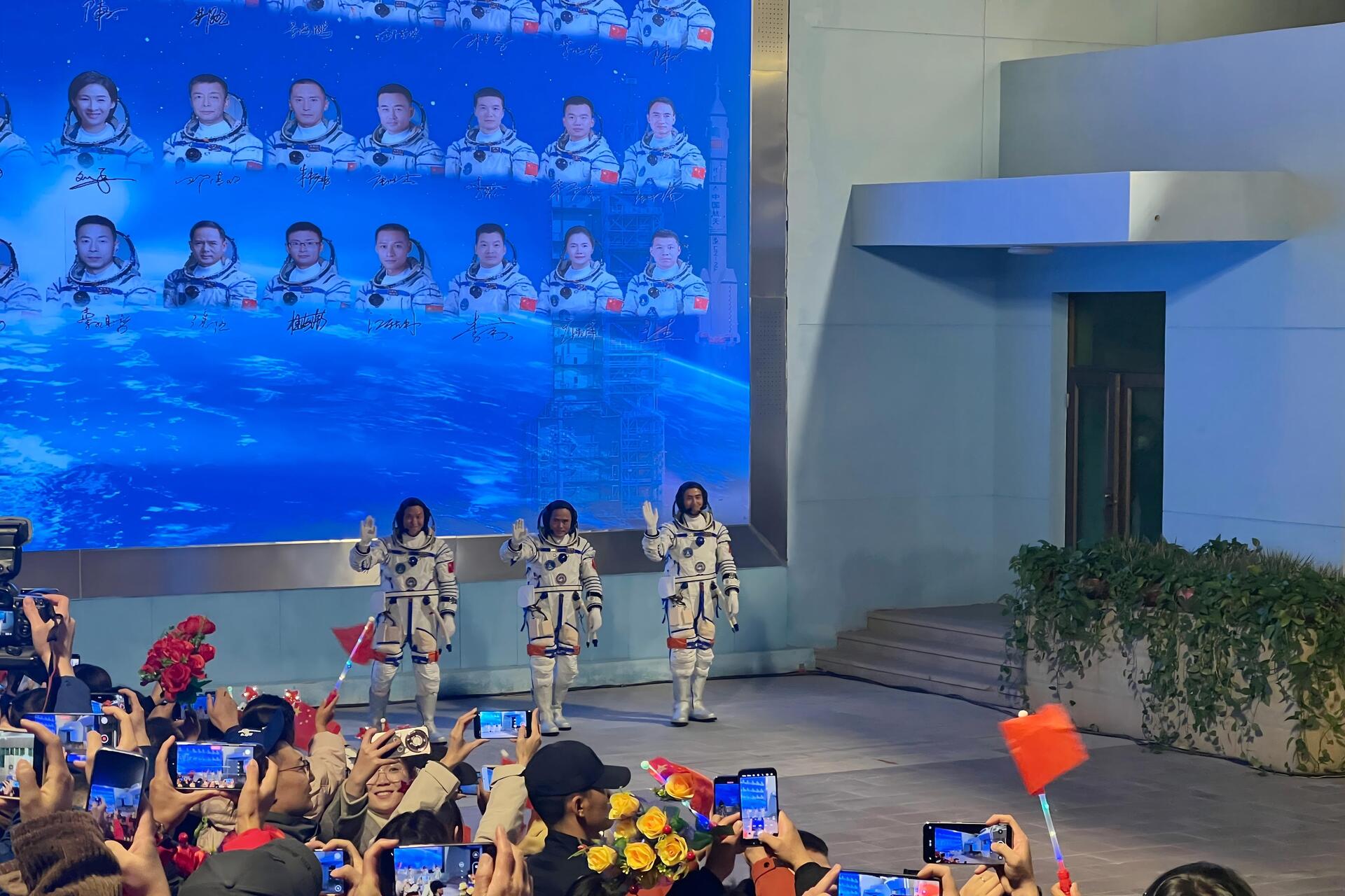 身上带有飞行任务标识的航天员。供图